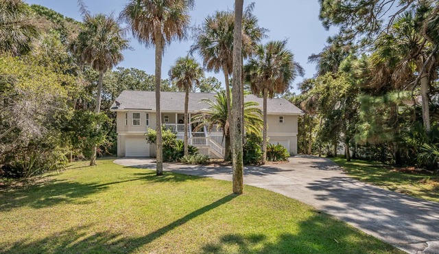 4BR Retreat - 2 Master Suites - Golf Cart Included - 5 Min ride to Beach