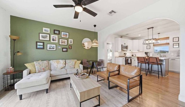 4BR Retreat, Deck Lounge, Pool & Pickleball Court