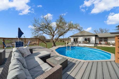 4BR Retreat Deck Lounge Pool & Pickleball Court