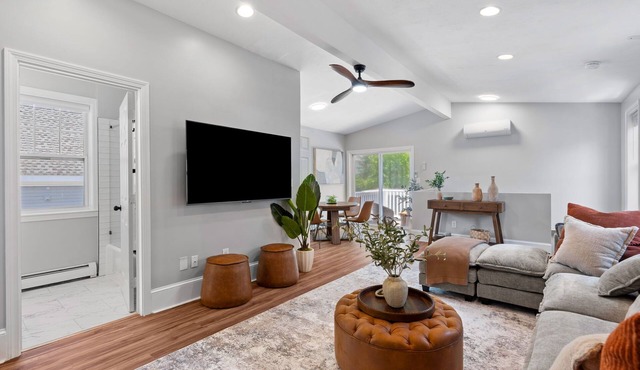 4BR Retreat King Bed Walk or Ride to Downtown Salem Free Parking & Laundry