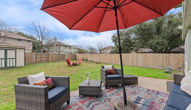 4BR Retreat Near Austin | Backyard & Fire pit