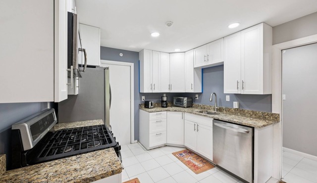 4br Retreat Near Christiana Mall & Ud Game Room, Patio, Golf Course View 4 Bedroom Home