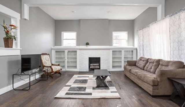 4BR Retreat | Walk to Downtown | Private Garage