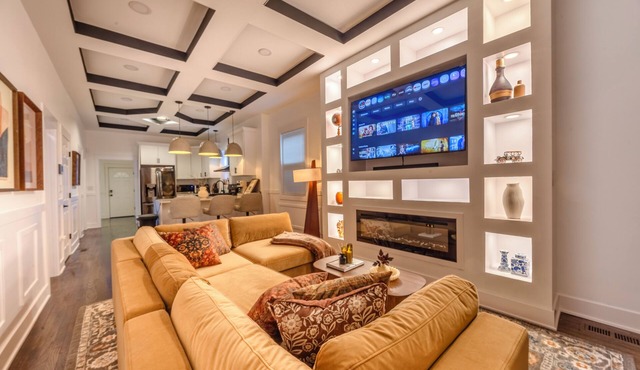 4BR Retreat with Spa Tub + Private Backyard, Near University of Chicago and Lake