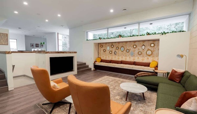 4BR Rice Village w/Rooftop Deck & BBQ, Sleeps 12