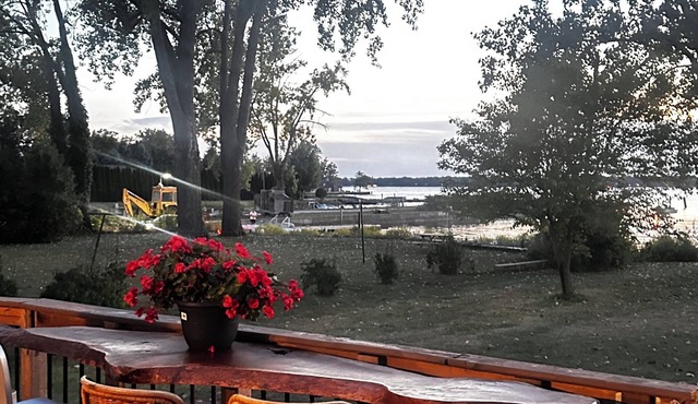 4BR Riverfront Oasis: Fishing, Sunsets & Serenity