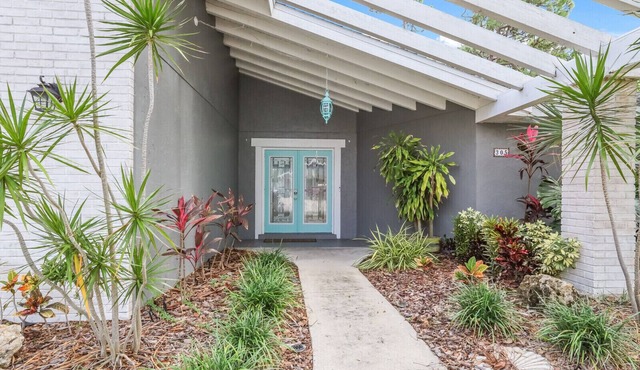 4BR Saltwater Pool Oasis, Game Room, Outdoor Spa, & Tropical Garden Retreat