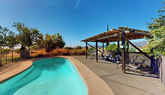 4BR Sierras-View Home w/Pool & A/C - Dogs OK