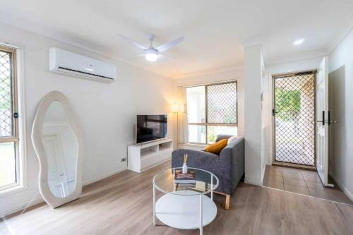 4BR Simple and Comfy Family Home between BNE and Ipswich