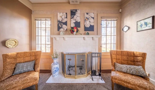 4BR Sleeps 10 in Highland Square, Pets ok! Akron