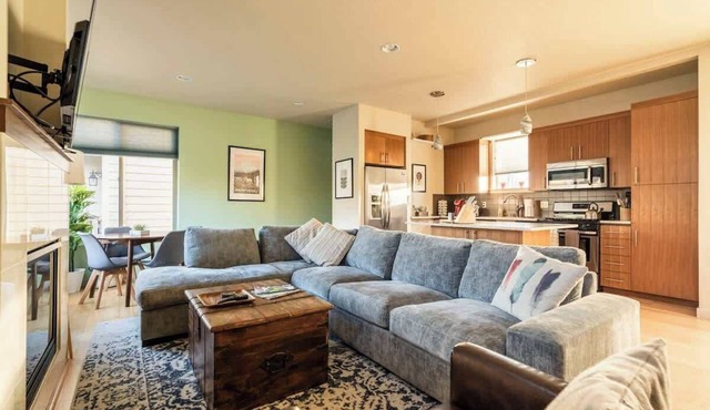 4BR Sleeps 10 Trendy Arts District Location