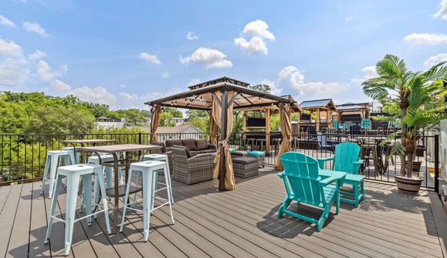 4BR - Sleeps 12 | Makeup Room + Rooftop!