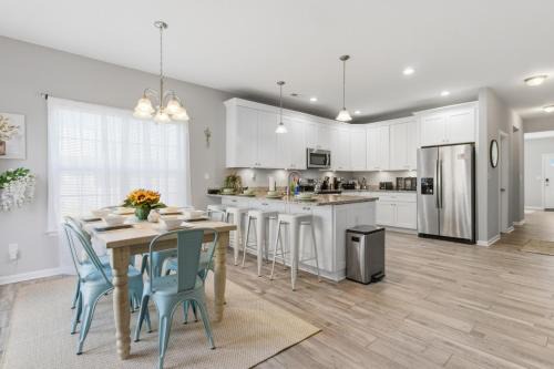 4BR Sleeps 12 with Game Room Minutes from Beach