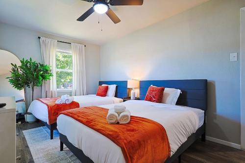 4BR - Sleeps - 14 - Game Room - Near Uptown & Galleria