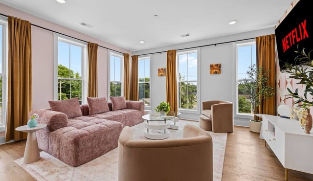 4BR Sleeps 14 | Makeup Room + Rooftop!