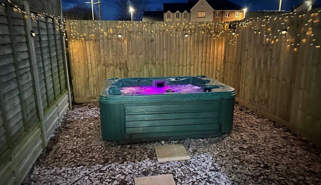 4BR(Sleeps 8)3BathR Hot Tub, WiFi, TVs in 4 Rooms, 3min walk Kingsholm Stadium