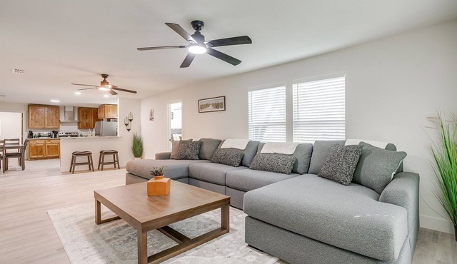 4BR · Sleeps 9 · Walk to Tarleton · Fenced Yard
