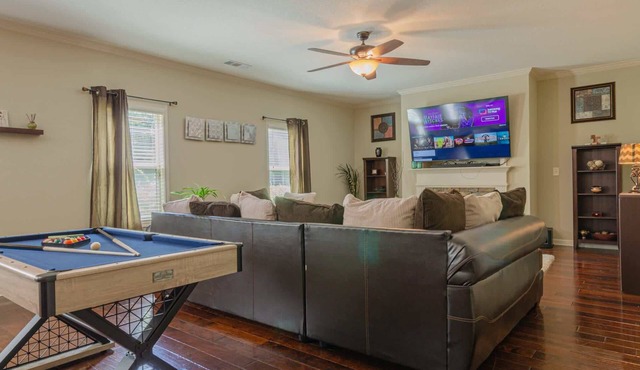 4BR Sleeps10 PoolTable Grill Parking Near Ft Moore