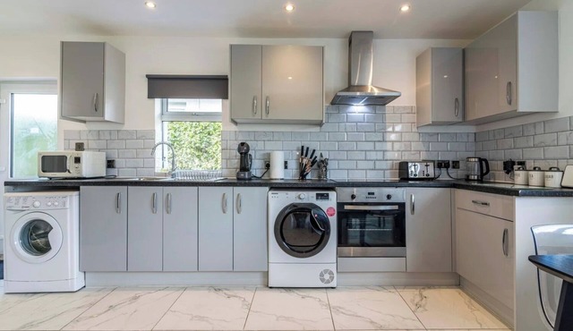 4br-sleeps8-privategarden-freeparking