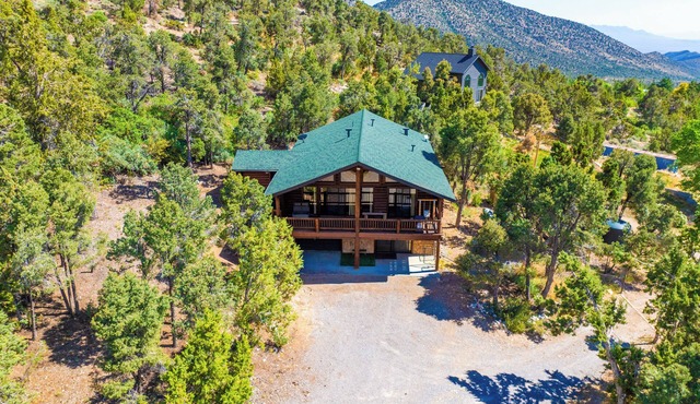 4BR Sneak-Away Log Cabin: Mountain View & Garage
