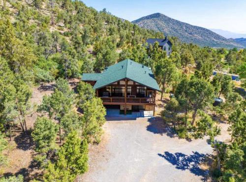 4BR Sneak Away Log Cabin I Mountain View & Garage