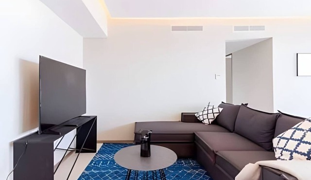 4BR stay w/pool & gym