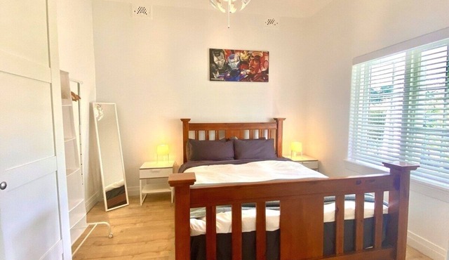 4BR Straithfield South House close to airport/city sleeps 10 free parking