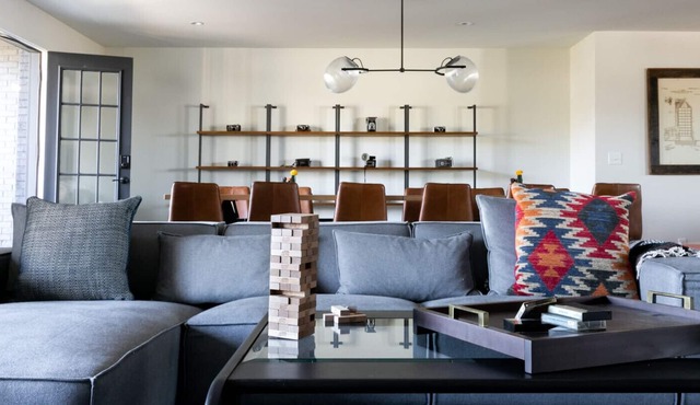 4BR Suite: DT Nash, Full Kitchen/Living, Sleeps 12
