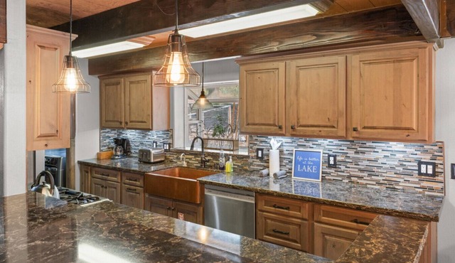 4BR Tahoe · Arcade · 2 Fireplaces · Huge Private Yard