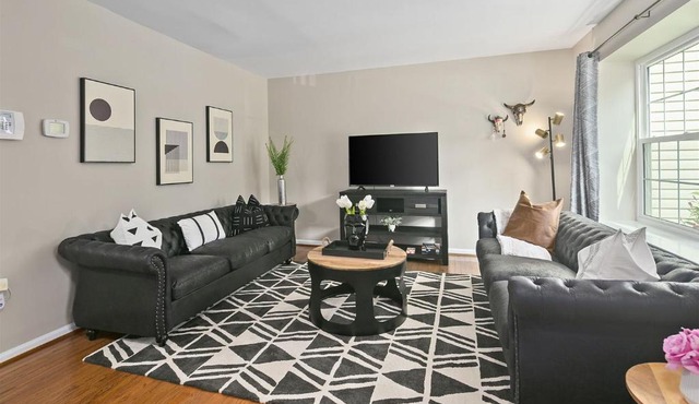 4BR Townhome, Close to Shops & Restaurants, 40 Mins to DC