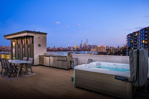 4BR Townhome with NYC Views