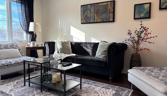 4BR Townhouse 5-Min to DIX30 20-Min to Downtown