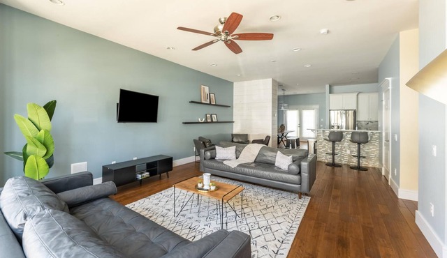 4BR Townhouse in Philadelphia + Parking