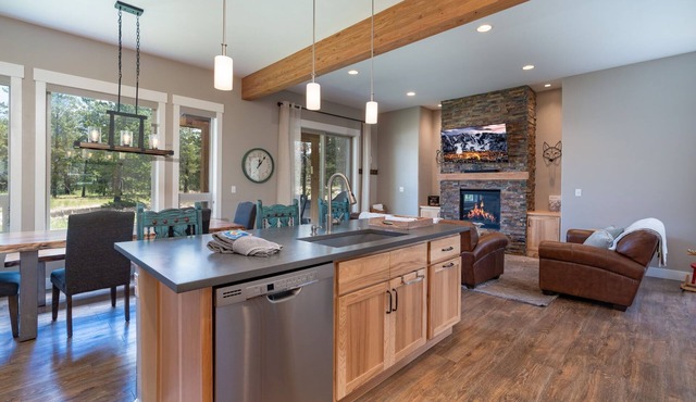 4BR Townhouse with Hot Tub, Fireplace & Views