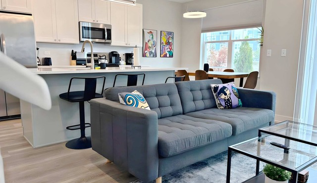 4BR Townhouse with Lake View & Parking - Sleeps 10