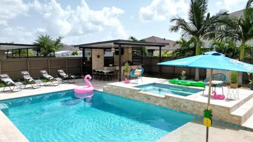 4BR Vacation Home with Spa, Pool, Outdoor BBQ&Patio