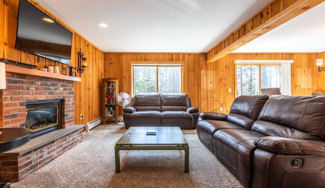 4BR Vermont Family Retreat: Skiing, Hiking, Swimming & Firepit