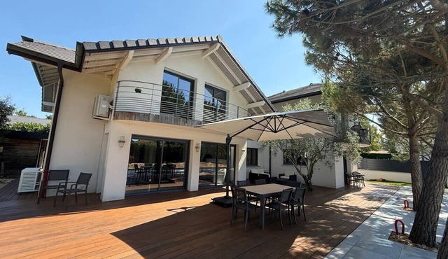 4BR Villa w/Pool & Garden, 20 min to Geneva Centre