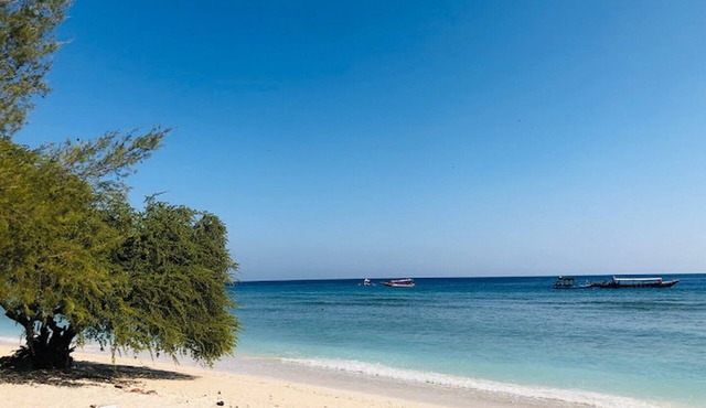 4BR Villa with a beautiful Gili View - Private pool & reserved beach area!