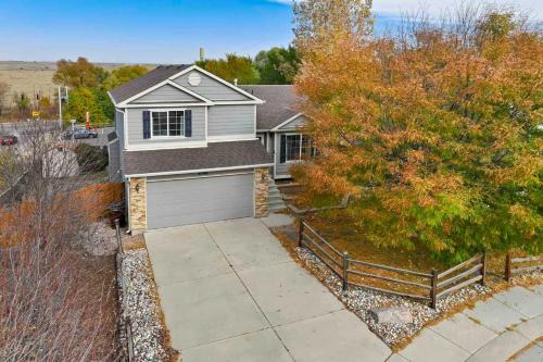 4BR w Fireplace Backyard BBQ near Peterson AFB