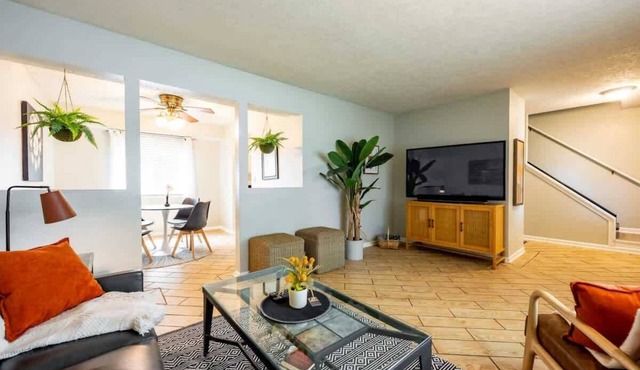 4BR w/Pool Table & Game Room, Near DT, Sleeps 11