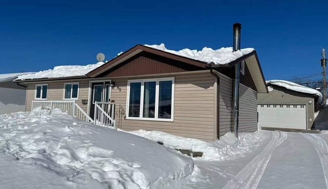 4BR w/Wine Fridge, Bar, Patio, Parking, Laundry