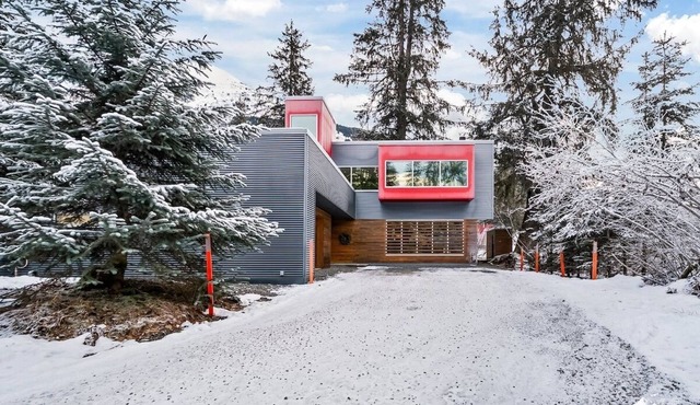 4BR Walk to Alyeska | Fireplace + Lounge