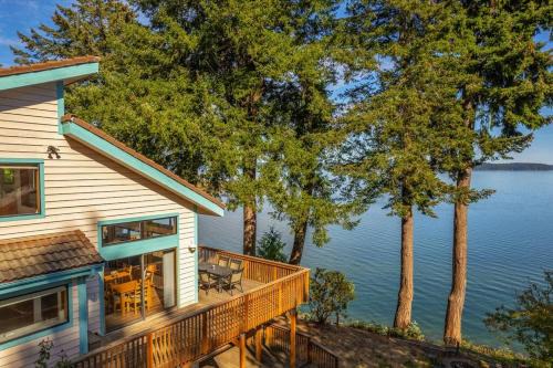 4BR waterfront home with beach access and views