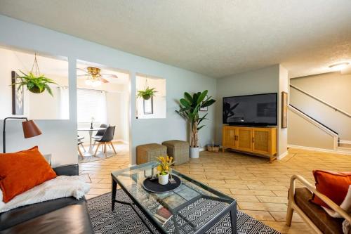 4BR with Pool Table & Game Room Near Downtown Sleeps 11 Family Friendly