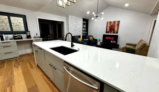 4BR3BA~Priv Office~FastWifi~1 Story~Pet~15 min DT