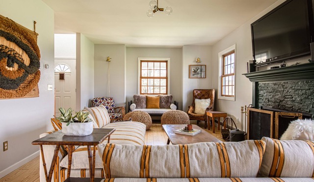 4brFarmhouse@Grateful Woods: hot tub, fireplace, fire pit, game room, animals