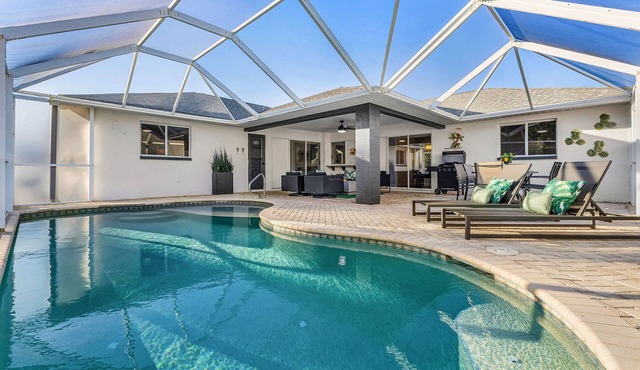 4BRM Stylish Private Home, HTD POOL-Close To Beaches-BBQ-Pets OK-Spotless Clean