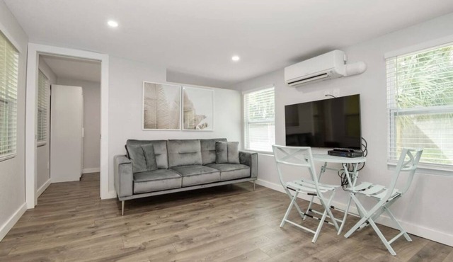 4C Newly Renovated 1 Bedroom with Kitchenette