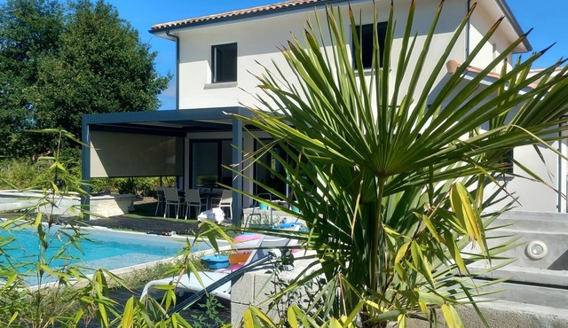 4CH villa with pergola, swimming pool located 4km from Lac CARCANS and 9km from the Ocean